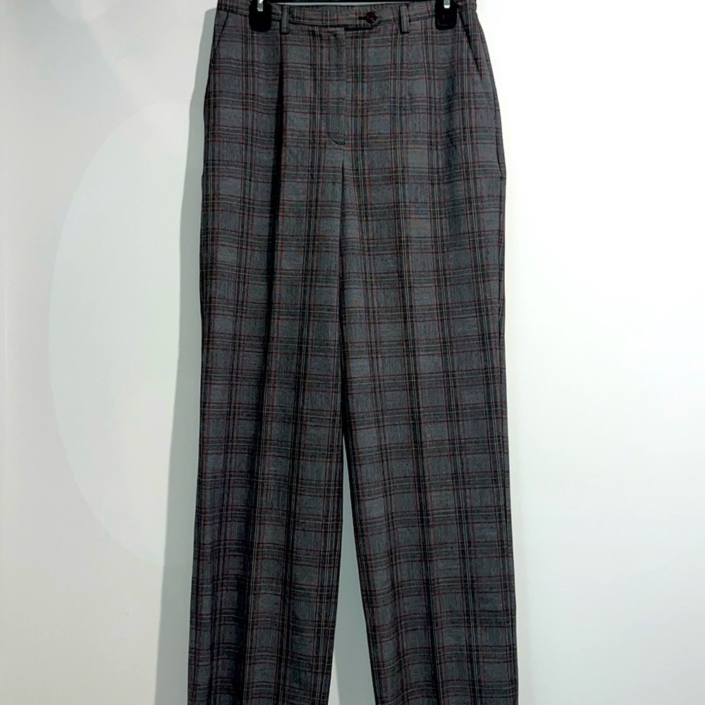 Sag Harbor gray red cream plaid pants. Size 8.
